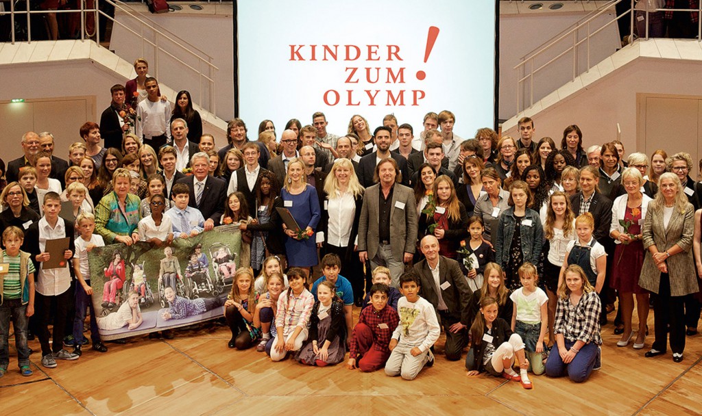 Die Preisträger des diesjährigen Wettbewerbs mit Bundespräsident Joachim Gauck auf der Preisverleihung von Kinder zum Olymp! © Kinder zum Olymp!/Foto: Stefan Gloede