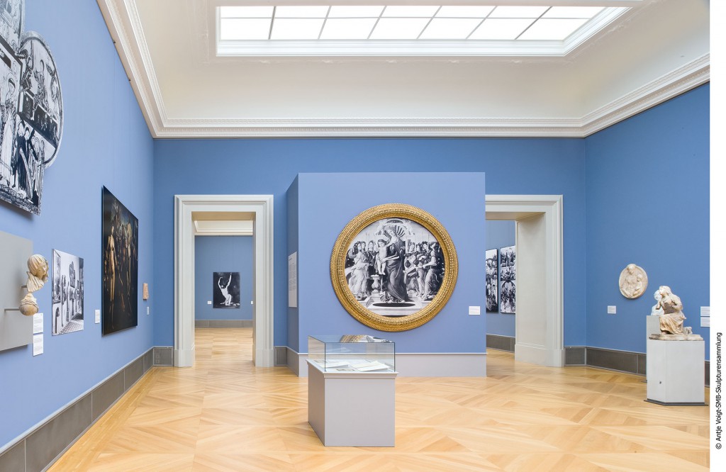 In der Ausstellung des Bode-Museums: in der Mitte eine Fotoreproduktion von Sandro Botticellis verlorenem Tondo „Maria mit dem Kind und Leuchter tragenden Engeln“ im Originalrahmen, um 1485 ­– 90