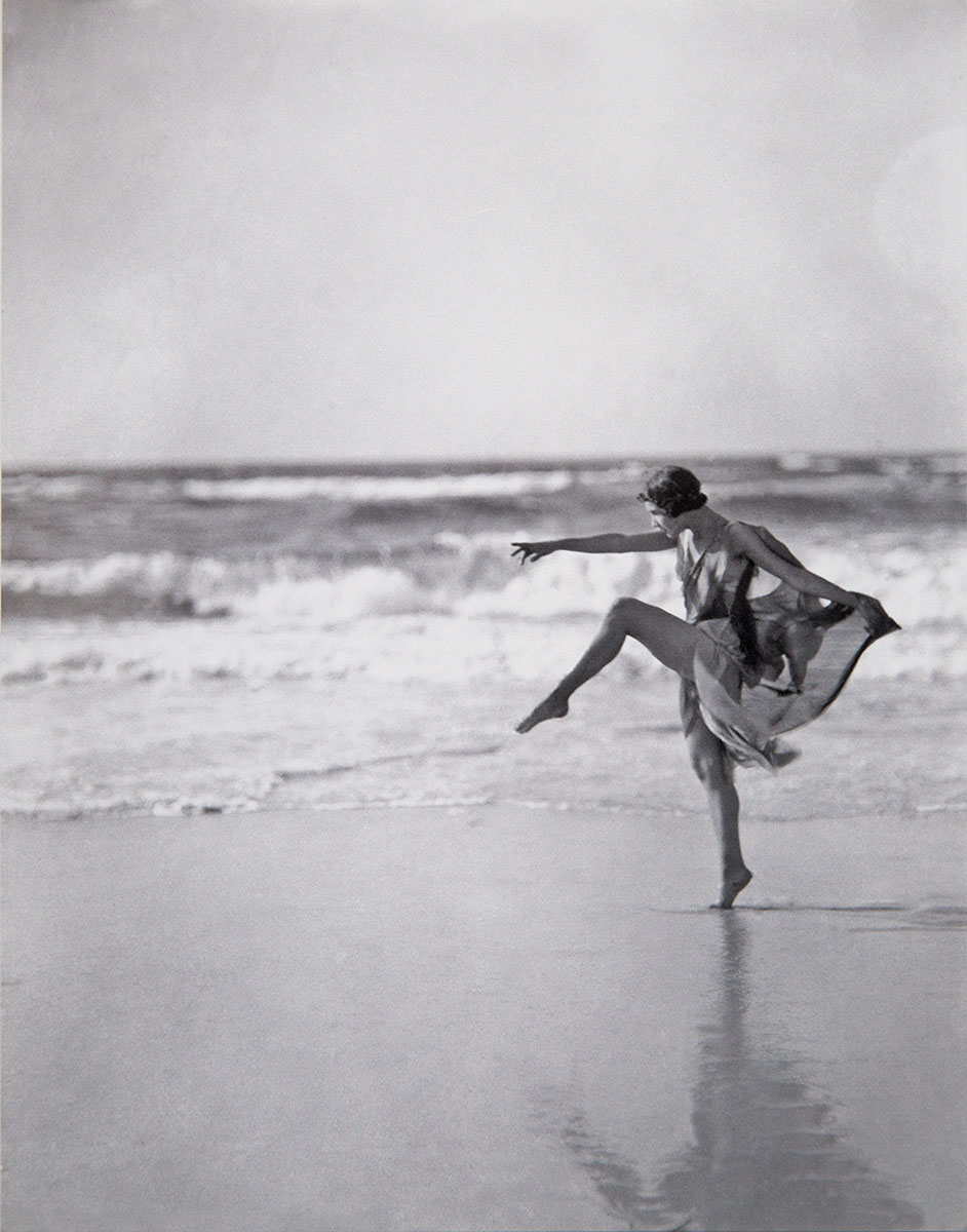  Arnold Genthe, Anna Duncan am Strand von Long Island, New York, 1919, 20 × 28 cm; Deutsches Tanzarchiv Köln