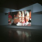 Fiona Tan, Saint Sebastian, 2001, Videoinstallation; Sammlung Goetz, München. Ausstellungsansicht aus der Tate Modern in London, 2005
