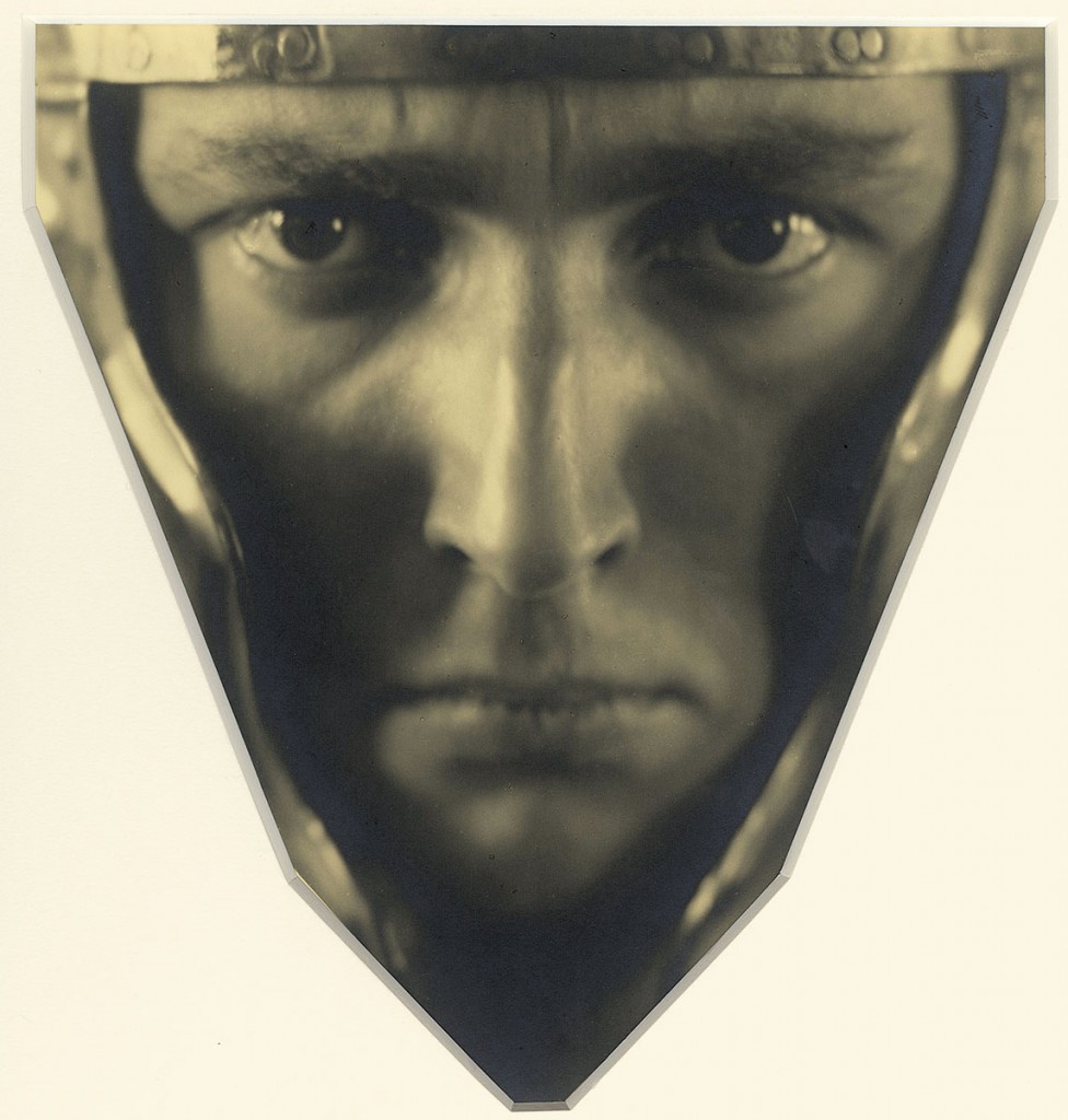 Rudolf Koppitz, Kopf eines Mannes mit Helm, um 1929, 49,8 × 48,4 cm; Städel Museum, Frankfurt a. M., Schenkung von Annette und Rudolf Kicken 2013