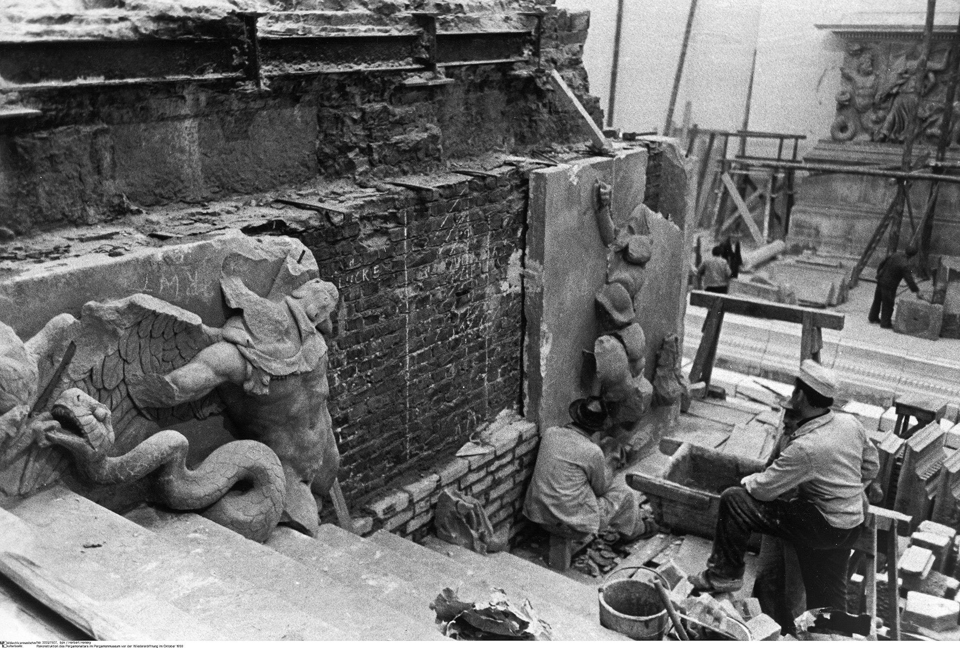 Aufbau des Pergamonaltars im Pergamonmuseum vor der Wiedereröffnung im Oktober 1959; Stiftung Preußischer Kulturbesitz, Berlin