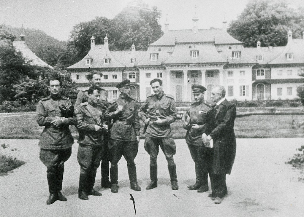 Mitglieder einer Trophäenbrigade der Roten Armee vor Schloss Pillnitz, einem zentralen Sammellager für Kunstwerke, Juli 1945
