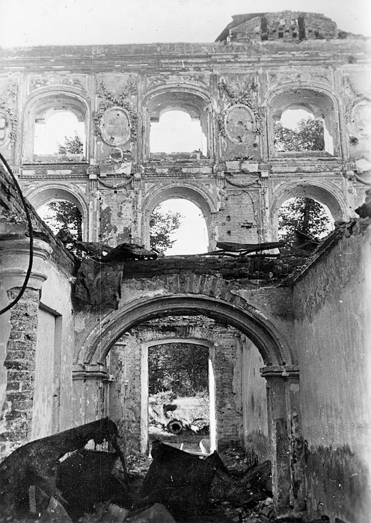 Ruine des ausgebrannten Schlosses Peterhof bei St. Petersburg, 1942
