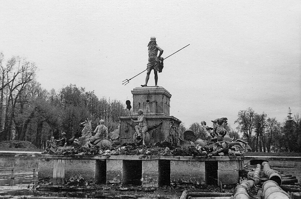 Der zerstörte Neptunbrunnen im Park des Schlosses Peterhof, 1942