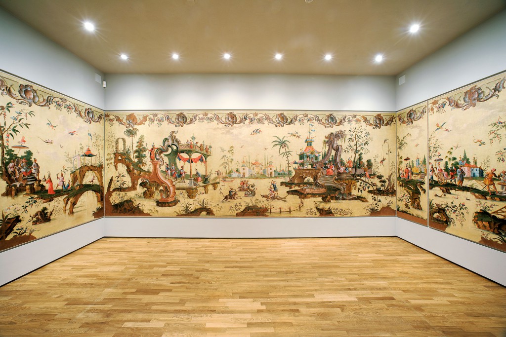 Eine der ersten Restaurierungsförderungen des Freundeskreises: Tapete mit Chinoiserieszenen, um 1760, Höhe 257 cm; Grassi Museum für Angewandte Kunst, Leipzig