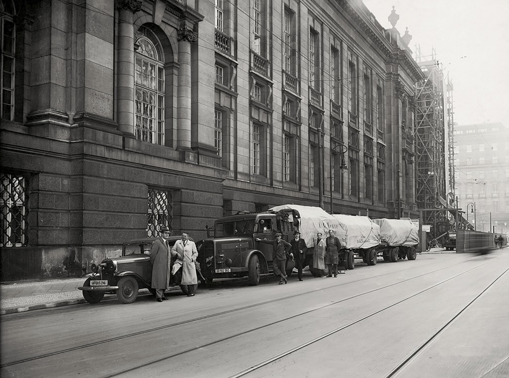 Auslagerung von Büchern aus dem Haus Unter den Linden der Preußischen Staatsbibliothek Berlin, um 1942