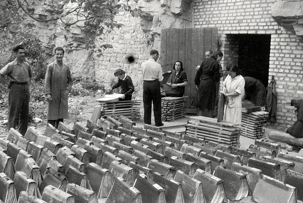 Der in die Kalkbrüche von Rüdersdorf eingelagerte alphabetische Bandkatalog wird von Mitarbeitern und französischen Kriegsgefangenen zur Entkalkung und Entschimmelung in die Sonne gestellt, Oktober 1944