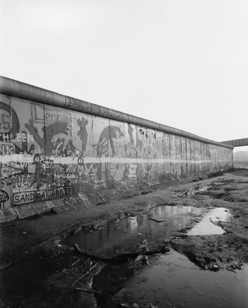 Michael Schmidt, Ohne Titel (15-teilig aus „Waffenruhe“), 1985–87, 15 Fotografien, jeweils 49,2 × 38,8 cm; Kunstmuseum Kloster Unser Lieben Frauen, Magdeburg