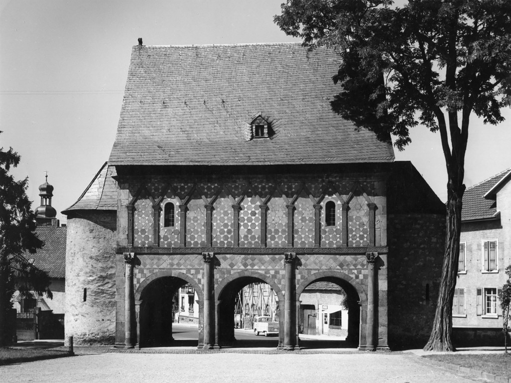 Die berühmte Tor- oder Königshalle des Klosters Lorsch in einer historischen Fotografie von 1961