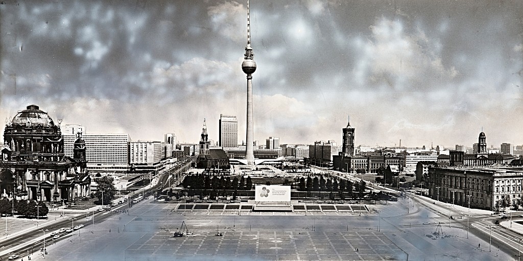 Dieter Urbach, Marx-Engels-Platz, Blick von Südwesten auf Dom und Fernsehturm, Berlin-Mitte, 1972, © Dieter Urbach, © Reproduktion: Markus Hawlik