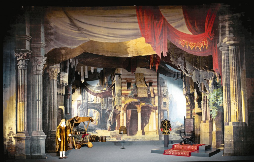 Im Theatermuseum Meiningen: restauriertes Bühnenbild „Gerichtsszene“ von Shakespeares „Wintermärchen“, eine Inszenierung des Hoftheaters Meiningen von 1878