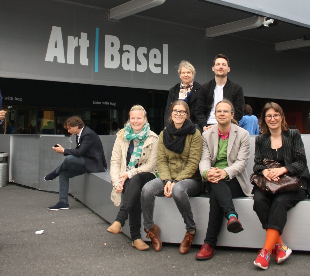 Die Stipendiaten und Dr. Tobias Burg vom Museum Folkwang, Essen vor dem Eingang der Art Basel