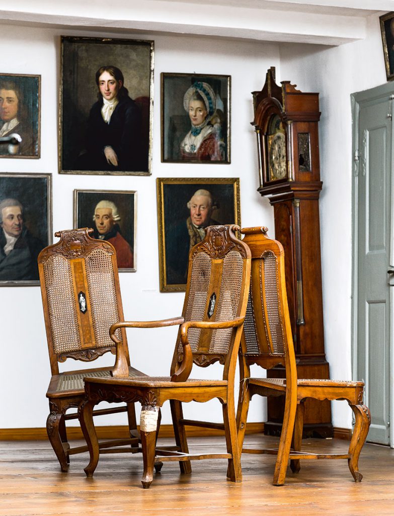 Restaurierungs­bedürftige Stühle und die beschädigte Standuhr aus dem Salon der Frau von Branconi, um 1770; Gleimhaus Halberstadt © Gleimhaus Halberstadt / Foto: Ulrich Schrader