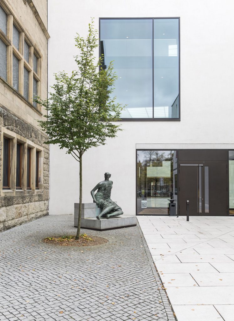 Henry Moore, Draped Seated Woman, 1957/58. Kunst- und Museumsverein Wuppertal. Temporär aufgestellt am LWL-Museum für Kunst und Kultur. © Reproduced by permission of The Henry Moore Foundation / Foto: LWL/Hanna Neander