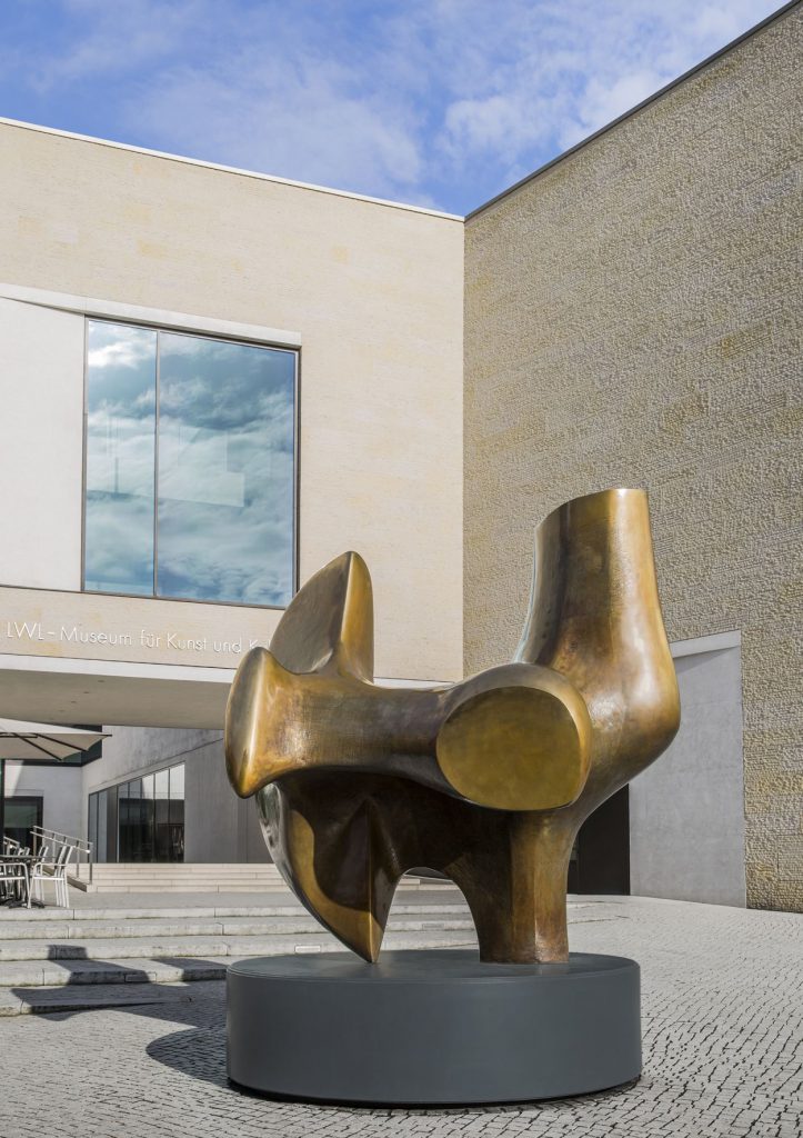 Henry Moore, Three Way Piece No. 2: (The) Archer, 1964/65. Staatliche Museen zu Berlin, Nationalgalerie. Temporär aufgestellt am LWL-Museum für Kunst und Kultur. © Reproduced by permission of The Henry Moore Foundation / Foto: LWL/ Hanna Neander