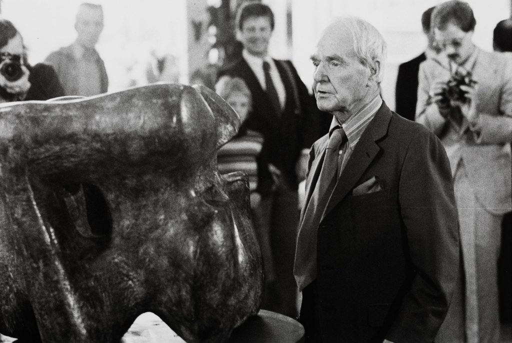 Henry Moore vor seiner Plastik Stone Memorial, 1976 © Foto: Dietmar Halemba