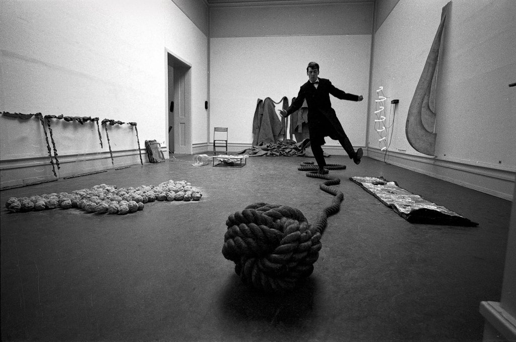 Installationsansicht der Ausstellung “Live in Your Head – When Attitudes Become Form” in der Kunsthalle Bern 1969, kuratiert von Harald Szeeman; © Siegfried Kuhn, StAAG