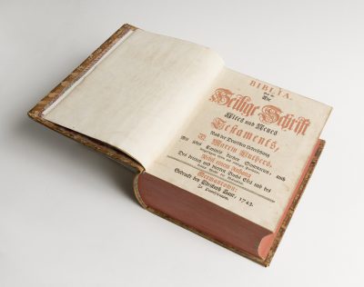 Bibel aus der Presse von Johann Christoph Sauer in Germantown, Pennsylvania, USA, 1743; © HMF / Foto: Horst Ziegenfusz
