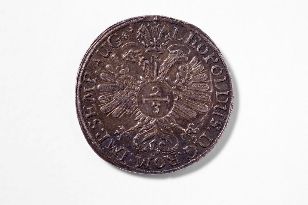 Regensburg, Hieronymus Federer, 1659, 2/3 Taler, Silber, geschlagen, 37 mm, gekrönter, bescheinter Reichsadler mit Reichsapfel auf der Brust, darin Wertzahl „2/3“; am Rand Strichelkreis, Umschrift: „LEOPOLDUS D G ROM IMP SEMP AUG*“ ; © Stadt Regensburg /Foto: Stefan Effenhauser