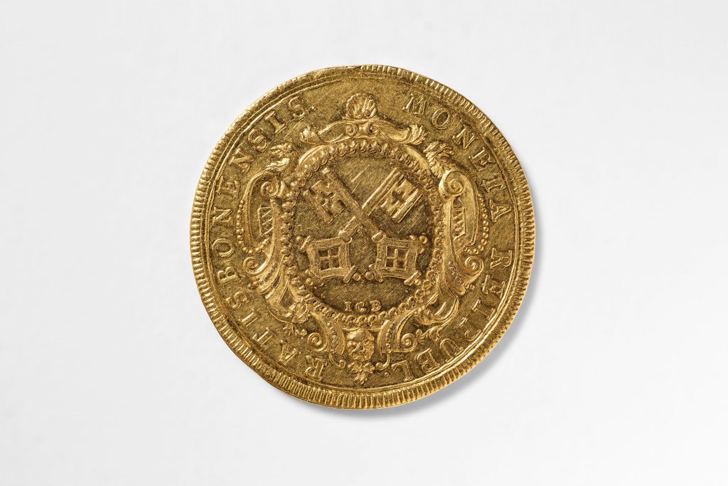 Regensburg, Christoph Daniel Oexlein u. Johann Christoph Busch, 1740/1745, 5 Dukaten o. J. (1740-1745), Gold, geschlagen, 36 mm, mit Titel Karl VII., gekreuzte Stadtschlüssel in verzierter Barockkartusche, unter den Schlüsseln die Signatur „ICB“; am Rand Strichelkreis, Umschrift: „MONETA REIPUBL RATISBONENSIS.“; © Stadt Regensburg /Foto: Stefan Effenhauser