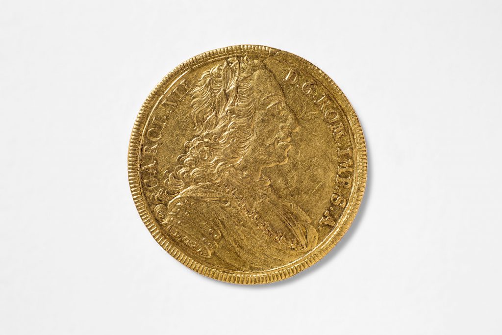 Regensburg, Christoph Daniel Oexlein u. Johann Christoph Busch, 1740/1745, 5 Dukaten o. J. (1740-1745), Gold, geschlagen, 36 mm, geharnischtes Brustbild des Kaisers nach rechts mit Lorbeerkranz, umgelegtem Mantel und Ordenskette, im Armabschnitt die Signatur „C. D. OEXL“; am Rand Strichelkreis, Umschrift: „CAROL VII. D. G. ROM IMP. S. A.“ ; © Stadt Regensburg /Foto: Stefan Effenhauser