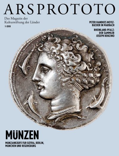Kimon, Silber, 35 mm, Dekadrachme von Syrakus, Rückseite mit Kopf der Quellnymphe Arethusa, KI(mon) im Band eingraviert (Signatur des Kimon), ca. 405-400 v. Chr.; Staatliche Museen zu Berlin; Münzkabinett; © Staatliche Museen zu Berlin, Münzkabinett / Foto: Antonia Weiße
