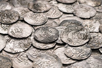 Ausschnitt aus der Münzmenge des Schatzfundes von Obing, rechts im Vordergrund ein Regensburger „Herkulespfennig“; Staatliche Münzsammlung München; © Staatliche Münzsammlung München