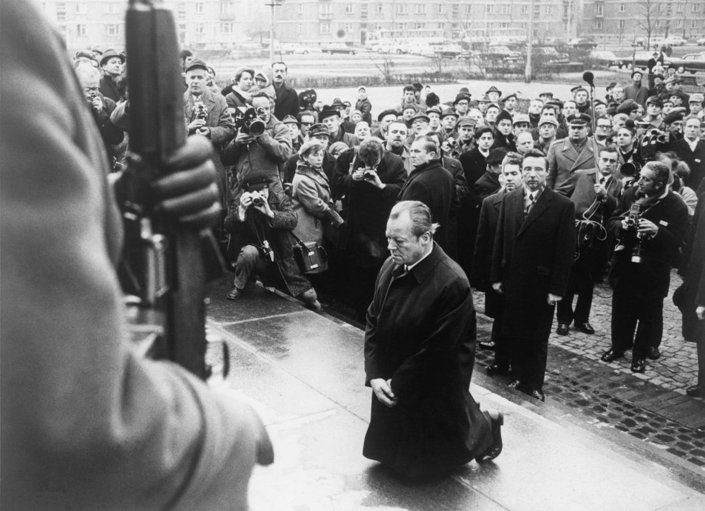 Willy Brand vor dem Ehrenmal des Warschauer Ghettos am 7.12.1970; © akg-images / picture-alliance / dpa