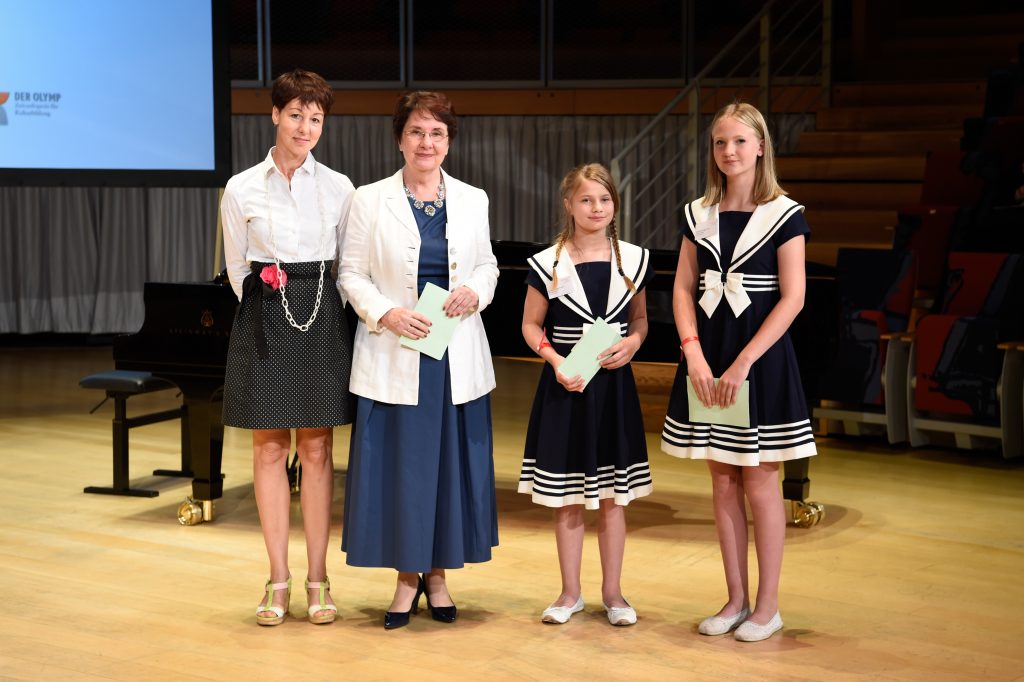 Staatliche Regelschule „Franz Kolbe“, Gewinner des Sonderpreises für Beiträge aus dem ländlichen Raum, mit Laudatorin Dr. Susanne Rockweiler