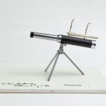 Robin Page, Survival Telescope, 1973, 36 × 46 × 32,5 cm, Holz, Leinwand, Teleskop und Joint © Robin Page / Foto: Achim Kulkulies / Museum Abteiberg, Mönchengladbach