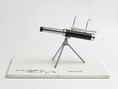 Robin Page, Survival Telescope, 1973, 36 × 46 × 32,5 cm, Holz, Leinwand, Teleskop und Joint © Robin Page / Foto: Achim Kulkulies / Museum Abteiberg, Mönchengladbach