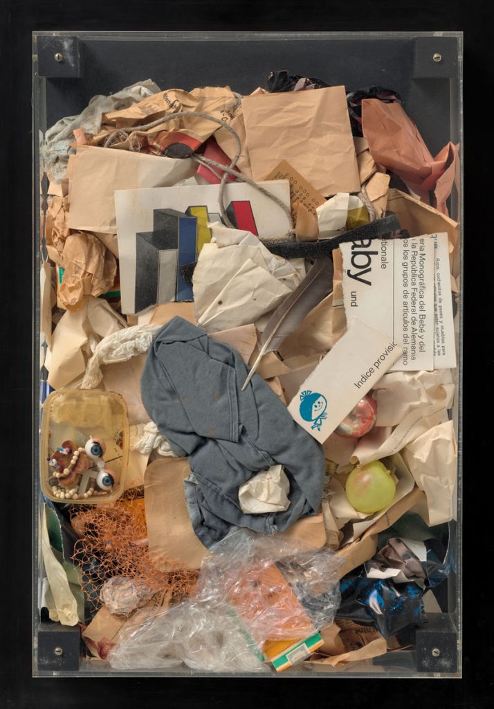 Arman, Poubelle, 1964, 60 × 40 × 11 cm auf 72 × 52 cm, Inhalt eines Papierkorbs in Plexiglaskasten, Edition MAT © VG Bild-Kunst, Bonn 2018 / Foto: Achim Kulkulies / Museum Abteiberg, Mönchengladbach