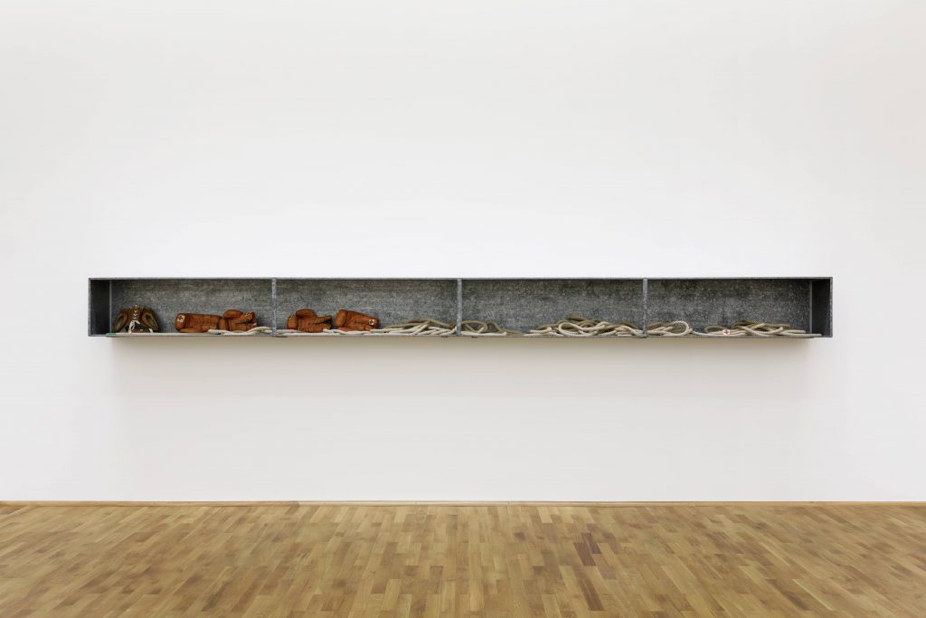 Joseph Beuys, Boxkampf für direkte Demokratie, 1972, 40 × 515 × 30,5 cm; MUSEUM FÜR MODERNE KUNST; © VG Bild-Kunst, Bonn 2018 / Foto: Axel Schneider