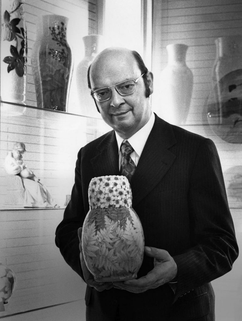 Karl H. Bröhan mit einer Jugendstil-Vase aus seiner Sammlung, 1970er-Jahre; © picture alliance / RMR