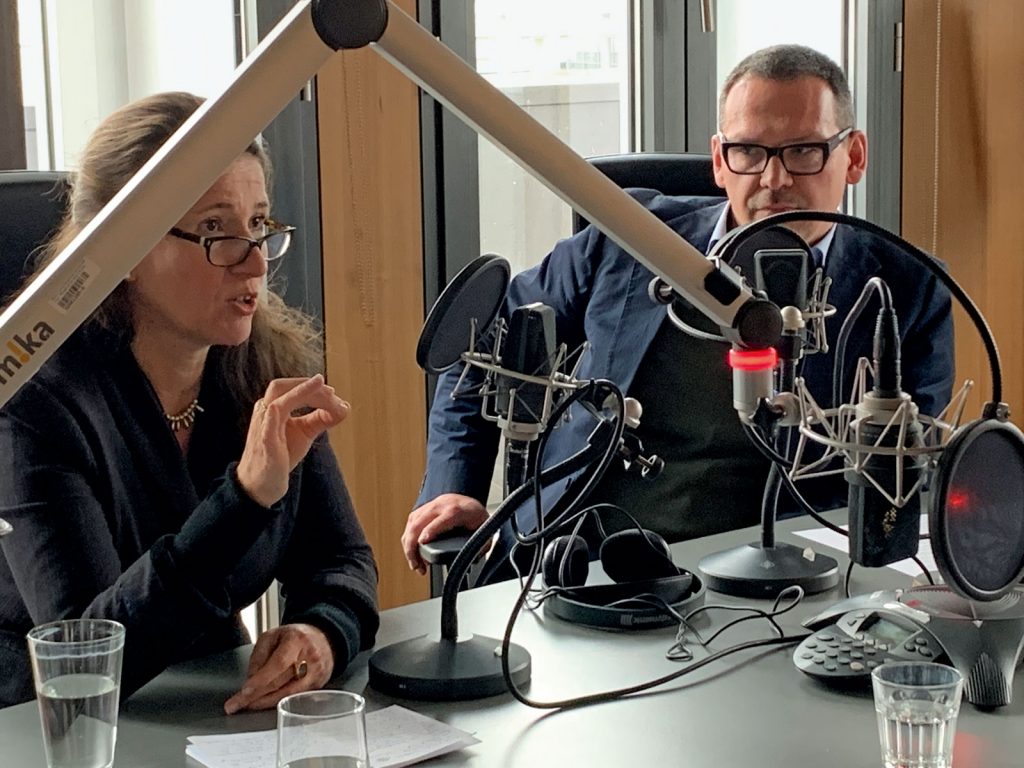 Inés de Castro und Markus Hilgert beim Interview im Deutschlandfunk
