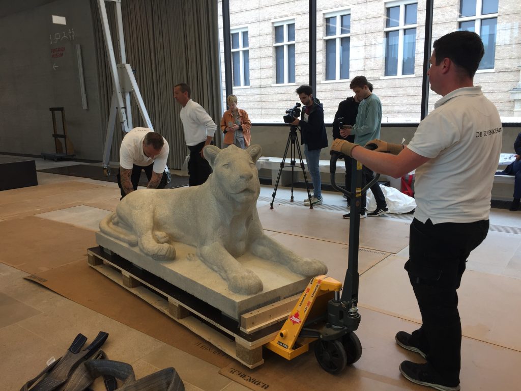 Transport des Liegenden Löwe in die James-Simon-Galerie; Foto: Kulturstiftung der Länder