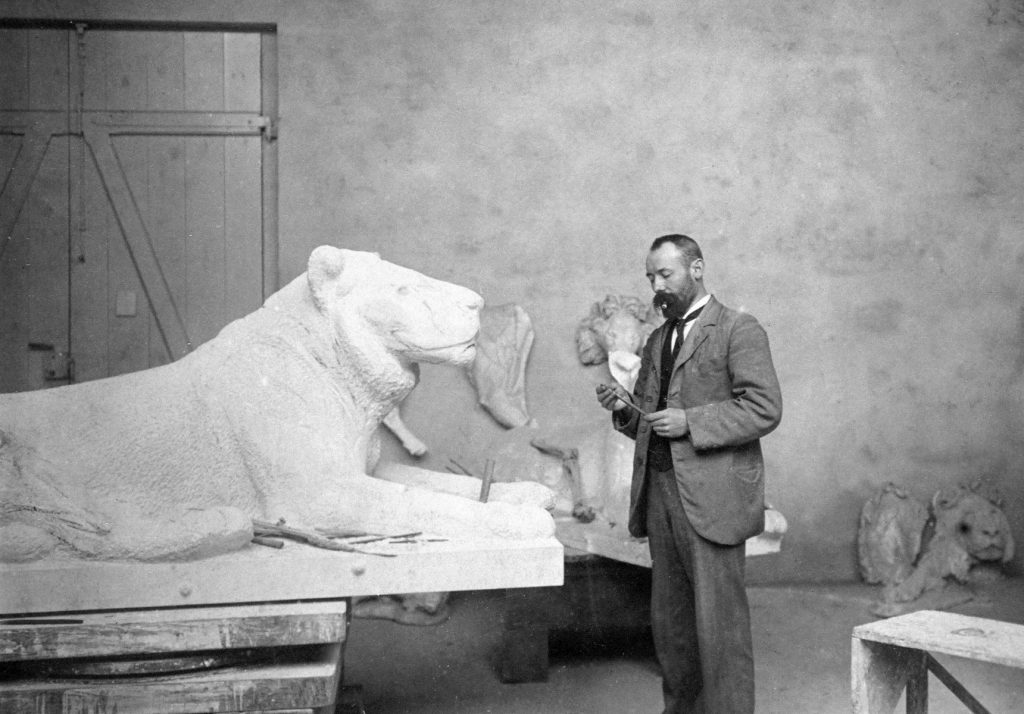August Gaul bei der Arbeit am „Liegenden Löwen“ für Rudolf Mosse, um 1904; © Städtische Museen Hanau