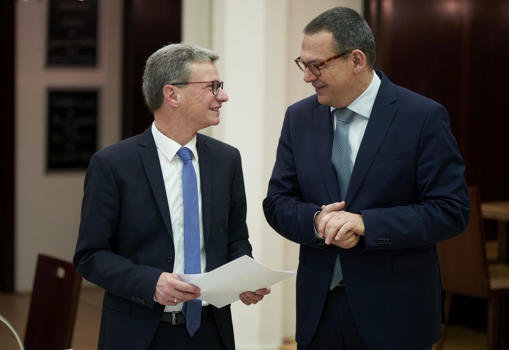 Bayerischer Staatsminister für Wissenschaft und Kunst, Bernd Sibler, im Gespräch mit Prof. Dr. Markus Hilgert, Generalsekretär der Kulturstiftung der Länder, Kulturfrühstück am 28.11.2019; © Bayerische Staatskanzlei I Henning Schacht