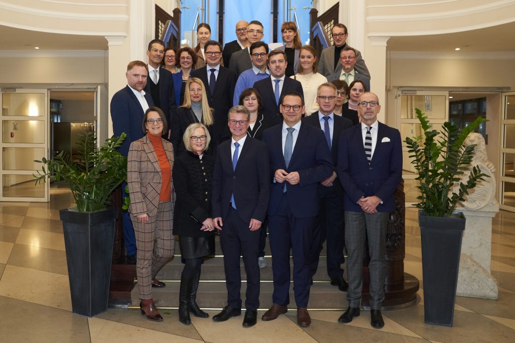 Gruppenfoto Teilnehmerinnen und Teilnehmer des Kulturfrühstücks am 28.11.2019; © Bayerische Staatskanzlei I Henning Schacht