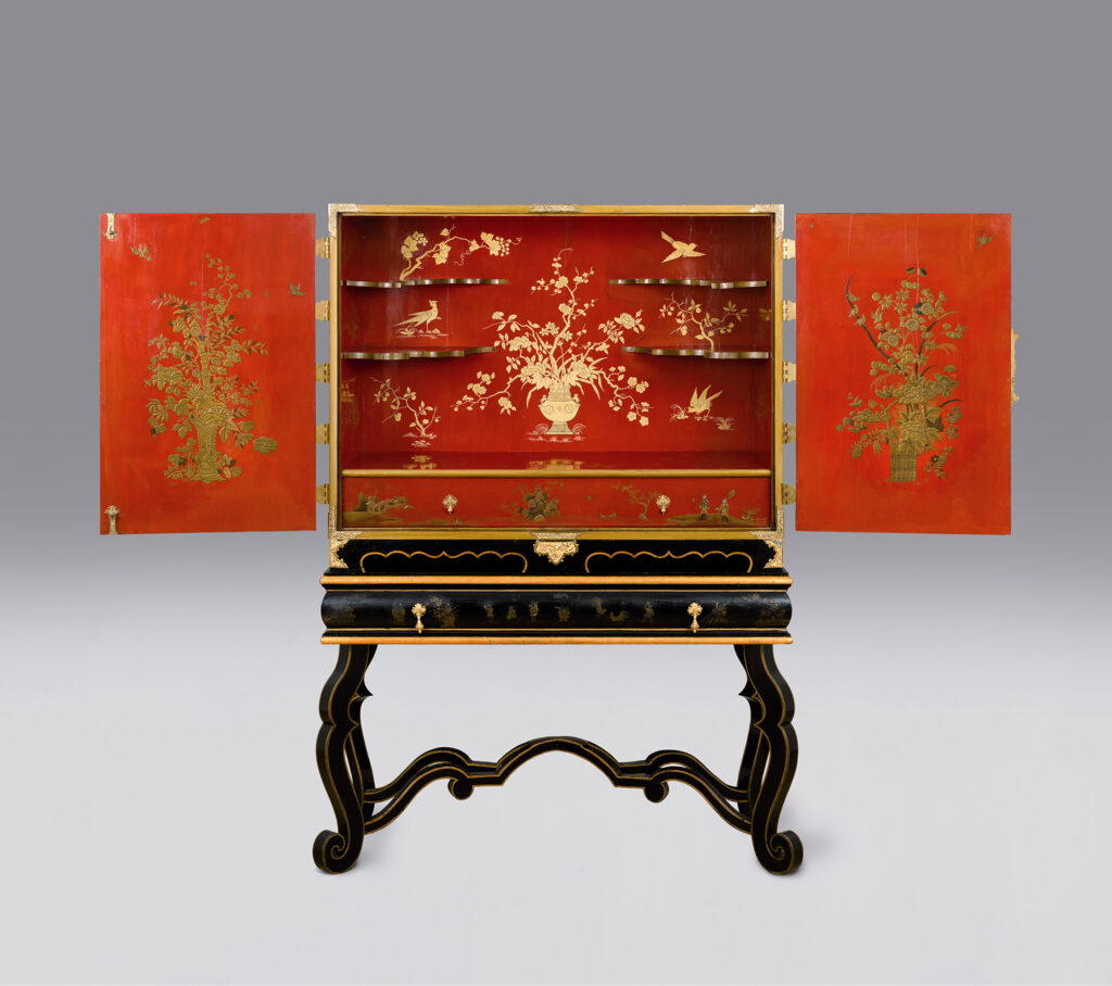Kabinettschrank geöffnet, innen rot mit goldenem Dekor
