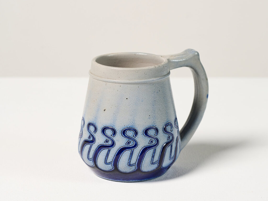 Becher mit blauer Verzierung