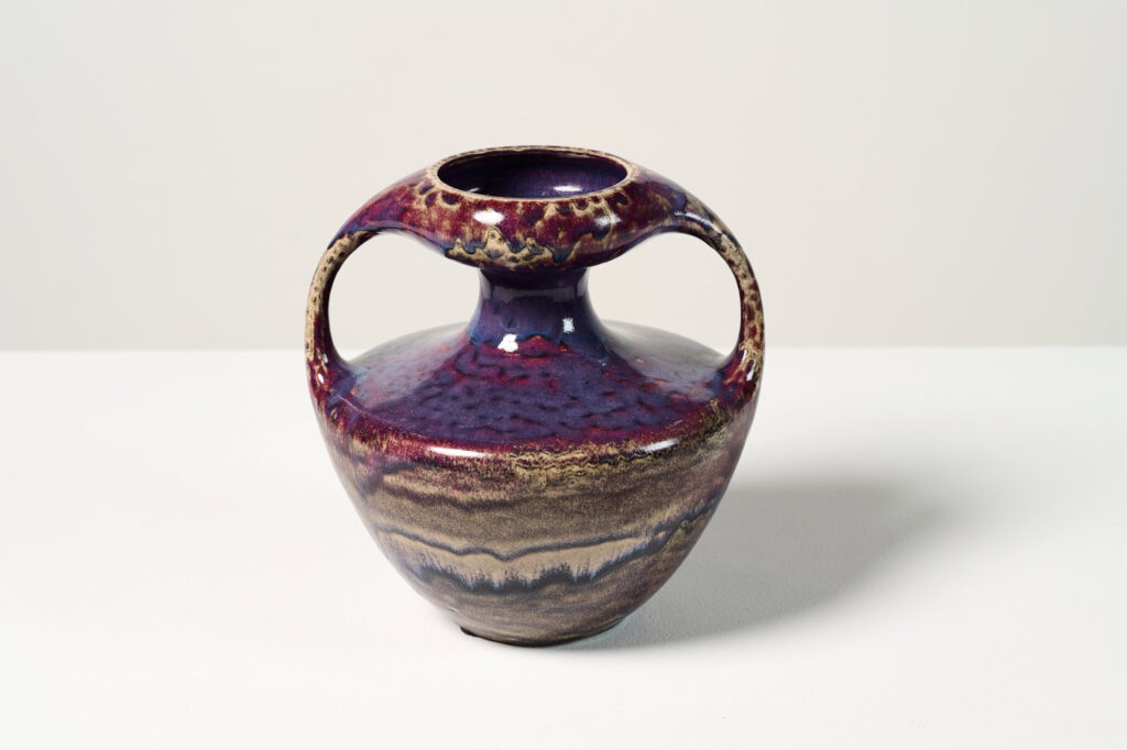 Henkelvase mit lila und brauner Glasur