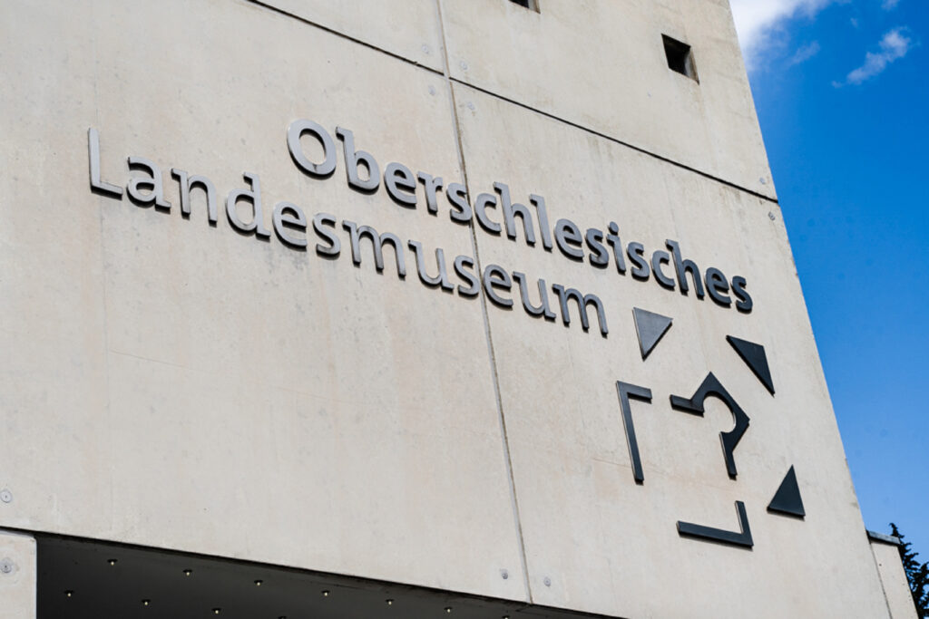 Fassade mit Schriftzug "Oberschlesisches Landesmuseum"
