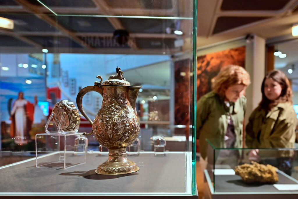 Ausstellungsansicht mit Vitrine