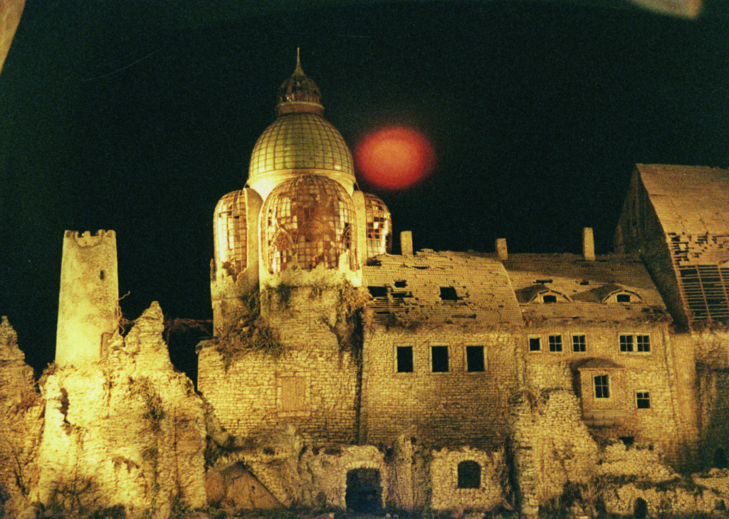 Modell eines Schlosses vor dunklem Hintergrund fotografiert