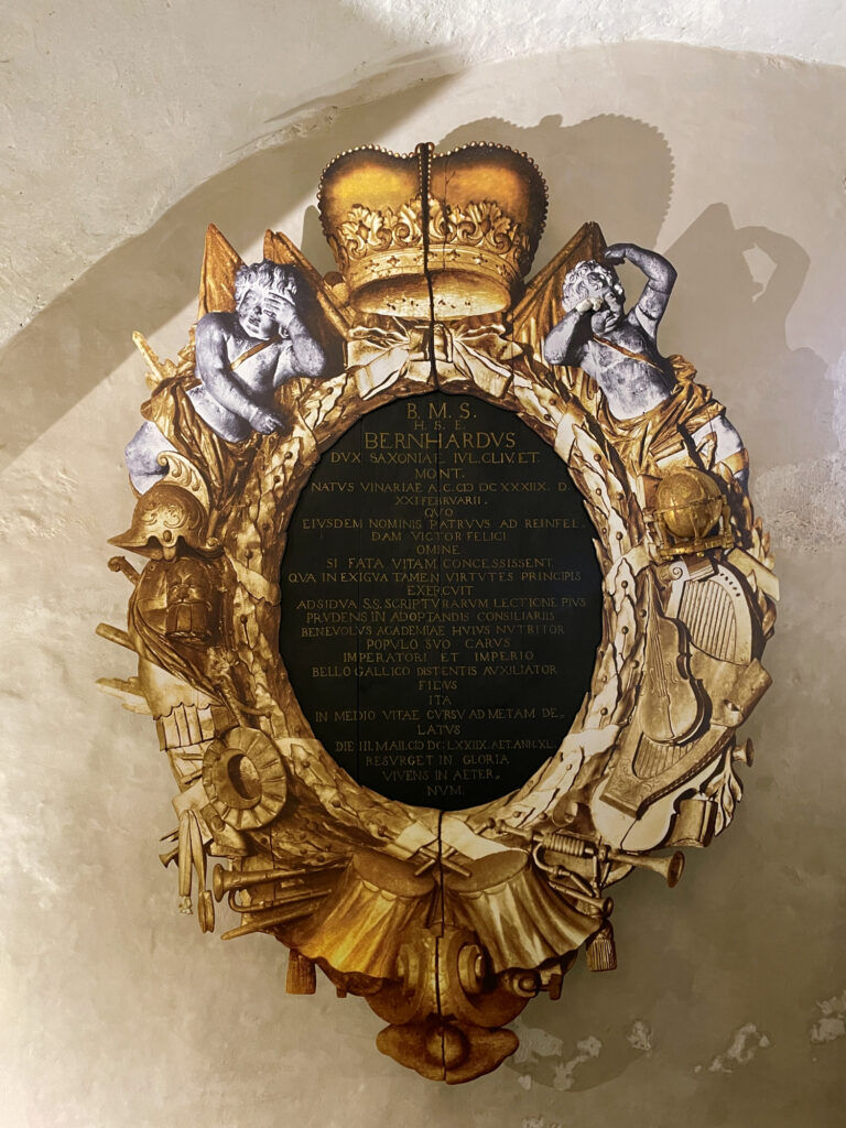 ovale Gedenktafel in goldenem Rahmen