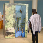 Ausstellungsansicht mit Besuchenden