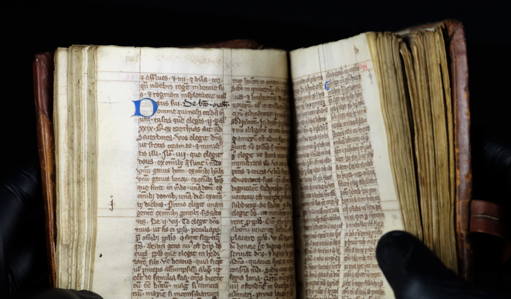 Aufgeschlagene Mittelalterliche Handschrift