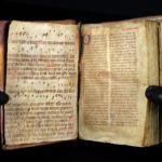 Aufgeschlagene Mittelalterliche Handschrift